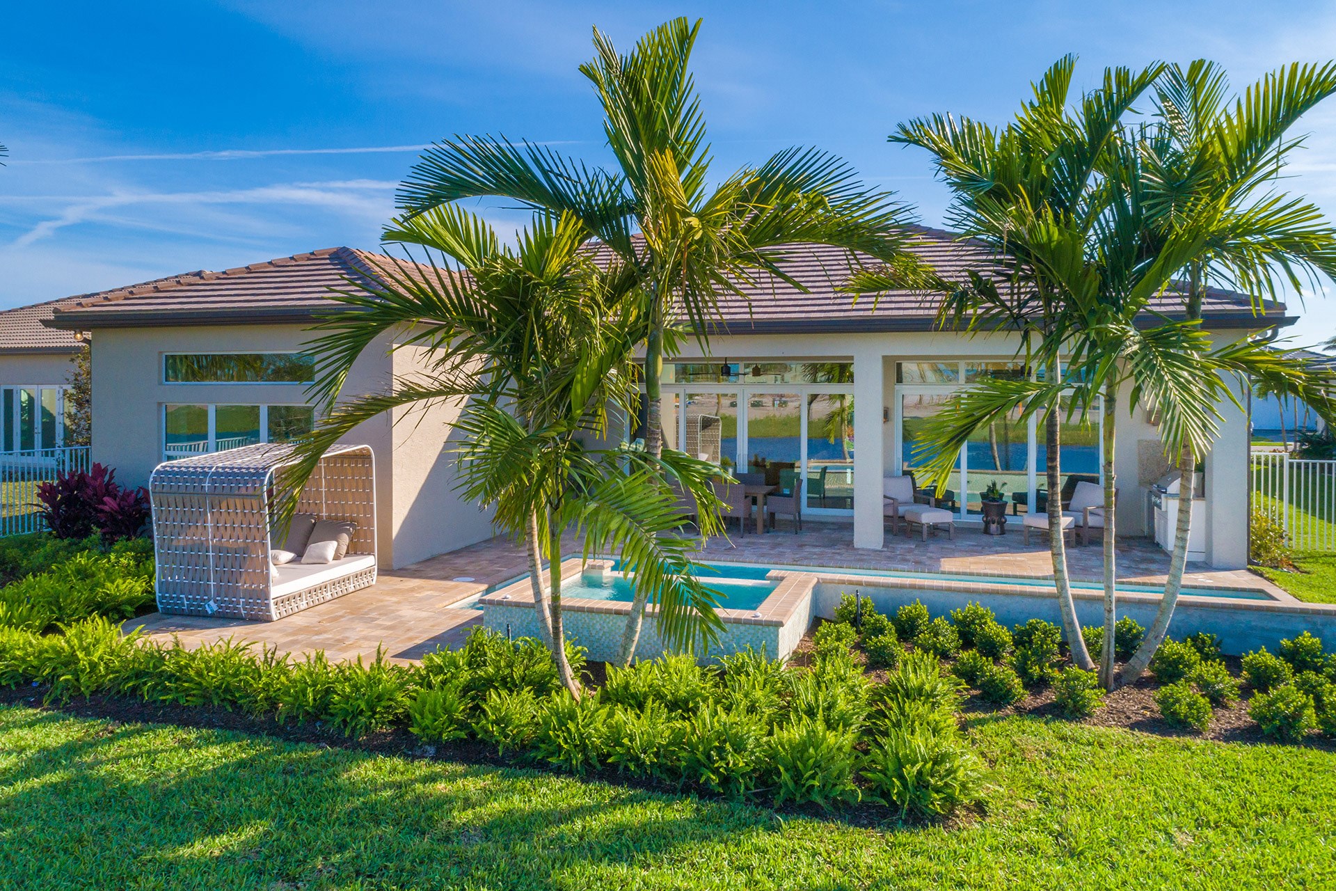 OUTDOOR LIVING