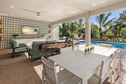 OUTDOOR LIVING 