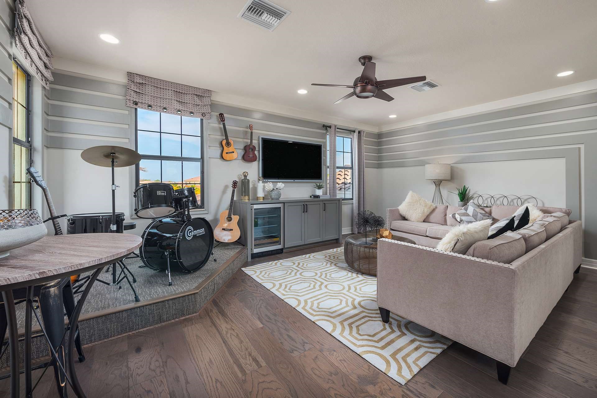 Holly Bonus Room